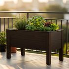 Balkon-Hochbeet aus Holz auf sonnigem Stadtbalkon