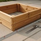 Budget-Hochbeet aus Holz mit Massband und Werkzeug